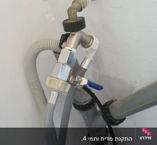 ברז מים עם צינורות מחוברים לקיר